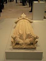 Statue, Fragment d'un monument funeraire d'une femme, la defunte couchee, v 1380, calcaire (2)